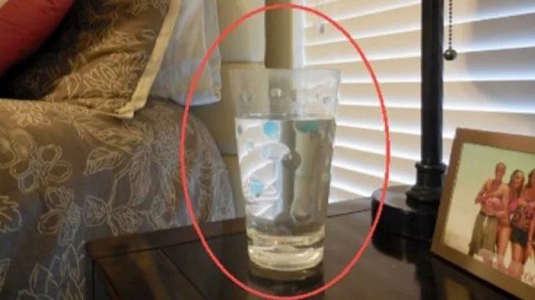 Người thông minh đặt 1 cốc nước muối trong phòng ngủ, lý do sẽ khiến bạn muốn học theo - 1