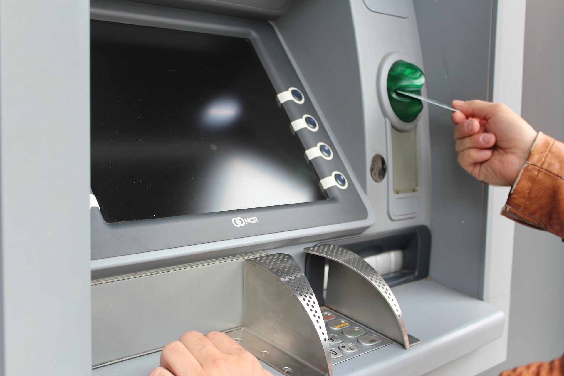 Làm gì khi bị nuốt thẻ tại ATM khác ngân hàng | Timo.vn