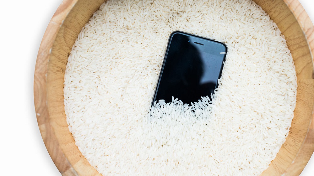 Điện thoại dính nước, bỏ vào gạo có sao không? – Vatvostudio.vn