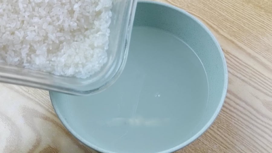 Khi nấu cơm, hãy giữ lại phần nước vo gạo.