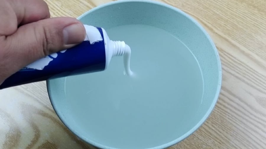 Bóp một ít kem đánh răng vào nước vo gạo và khuấy đều cho tan. Sau đó, có thể đổ hỗn hợp này vào bình xịt để sử dụng.