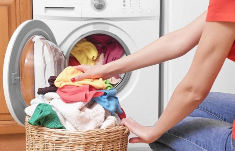 Bỏ 3 tờ khăn ướt vào máy giặt, thứ lấy ra sau khi giặt quần áo xong sẽ khiến bạn kinh ngạc - 4