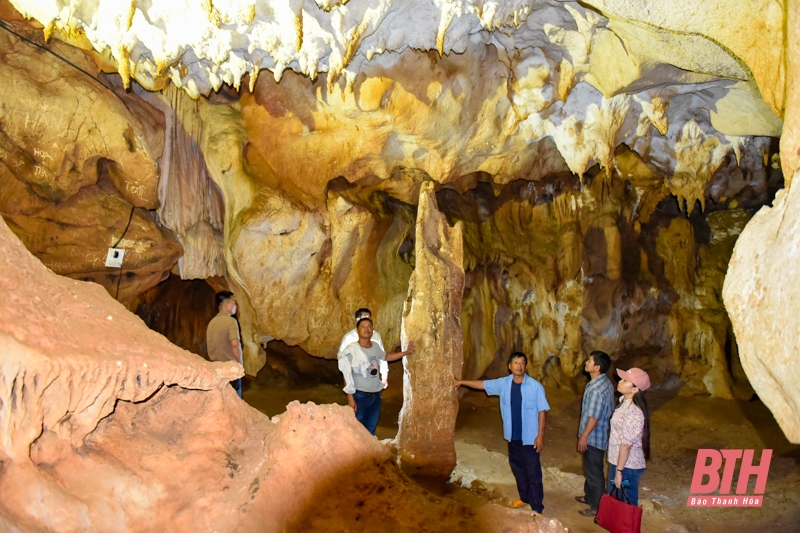 Hang động đá vôi dài 1km ở Thanh Hóa, vào động bật điện lên thấy xanh, đỏ, tím, vàng lung linh, huyền ảo - Ảnh 13.