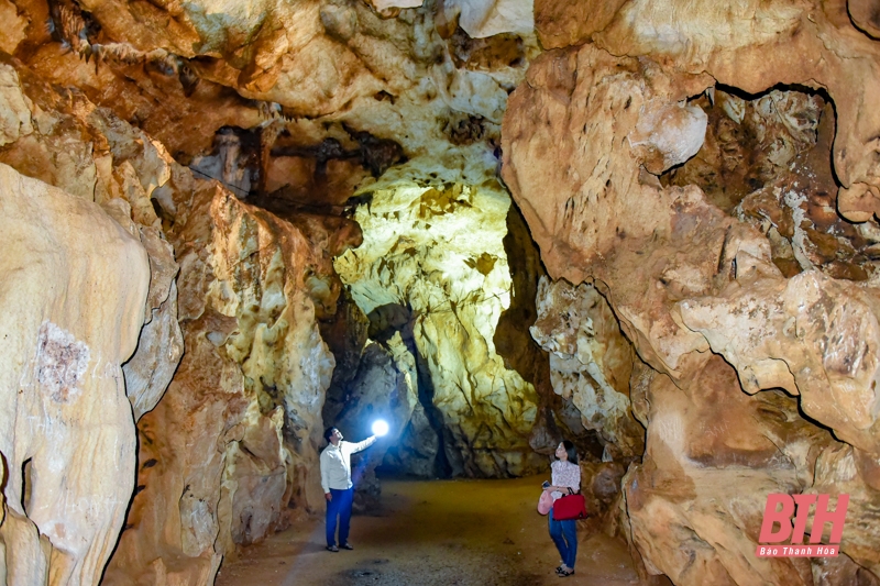 Hang động đá vôi dài 1km ở Thanh Hóa, vào động bật điện lên thấy xanh, đỏ, tím, vàng lung linh, huyền ảo - Ảnh 5.