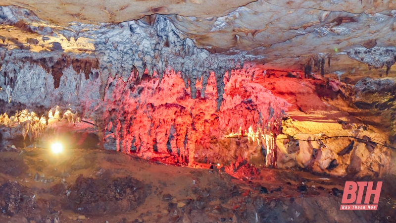 Hang động đá vôi dài 1km ở Thanh Hóa, vào động bật điện lên thấy xanh, đỏ, tím, vàng lung linh, huyền ảo - Ảnh 6.