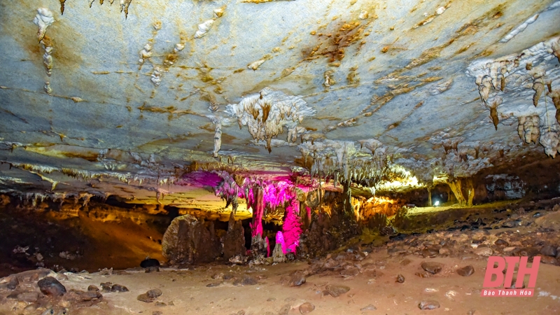 Hang động đá vôi dài 1km ở Thanh Hóa, vào động bật điện lên thấy xanh, đỏ, tím, vàng lung linh, huyền ảo - Ảnh 7.