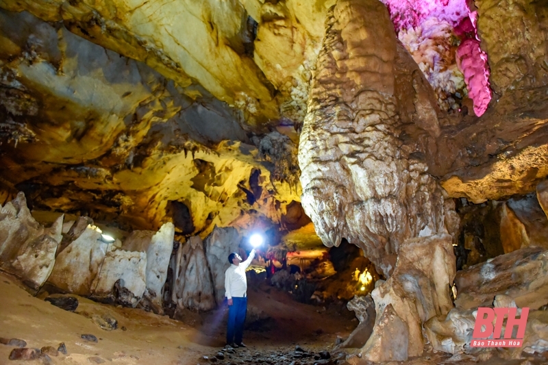Hang động đá vôi dài 1km ở Thanh Hóa, vào động bật điện lên thấy xanh, đỏ, tím, vàng lung linh, huyền ảo - Ảnh 9.