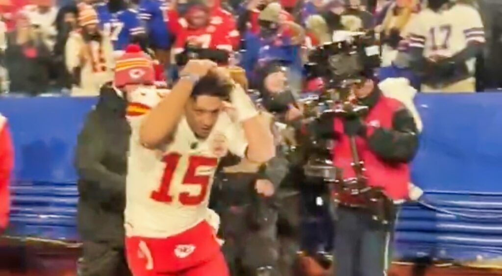 WATCH Patrick Mahomes Had To Dodge Snowballs As He Was Peppered By ...