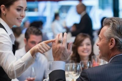 Uma garçonete diz ao bilionário: “Olá, senhor, minha mãe tem um anel igual ao seu” — mas o que acontece?